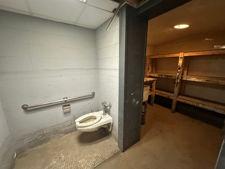 More Photos Of 1220 Mark St, Bensenville Warehouse For Lease