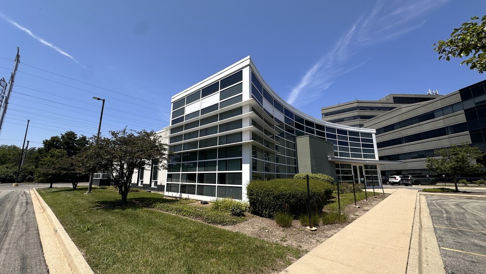 More Photos Of 444 Skokie Blvd, Northbrook Bank For Lease