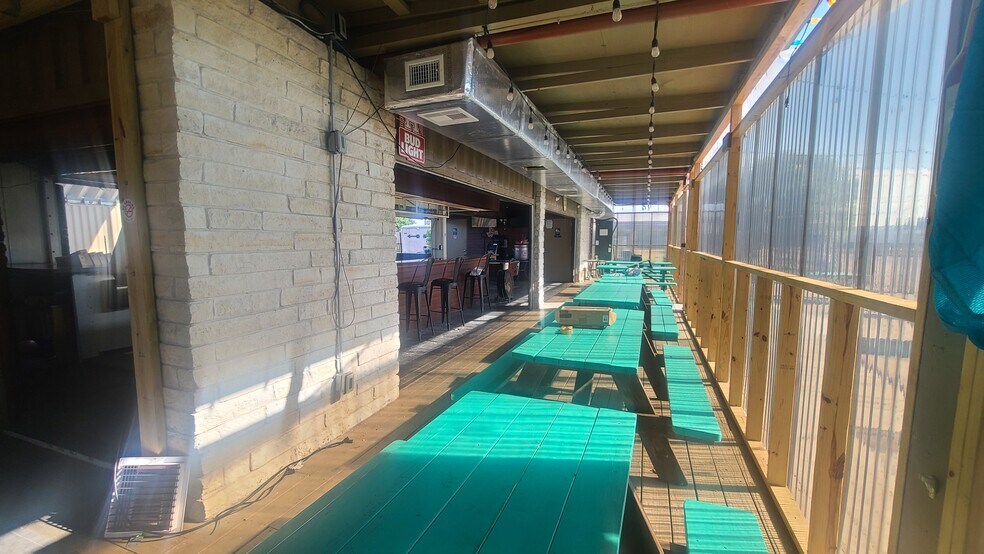 More Photos Of 622 6th St N, Texas City Bar For Lease