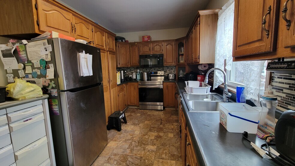 More Photos Of 522 Main St, Rockwood Specialty For Sale