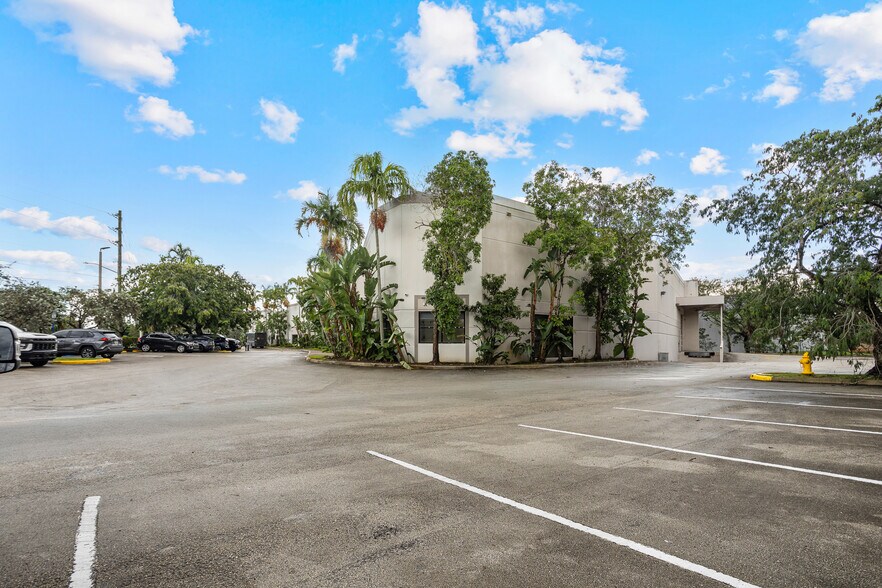 More Photos Of 10300-10380 NW 53rd St, Sunrise Distribution For Lease