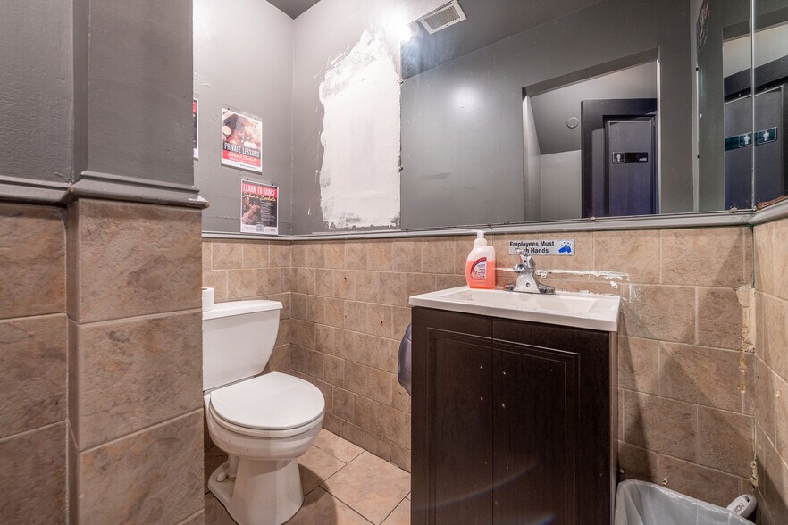 More Photos Of 112 Chestnut St, Philadelphia Storefront Retail Residential For Sale