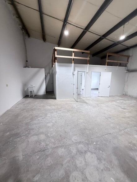 More Photos Of 2802-2812 19th St SE, Salem Warehouse For Lease