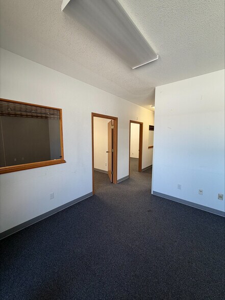 More Photos Of 302 E 23rd St, Fort Scott General Retail For Lease