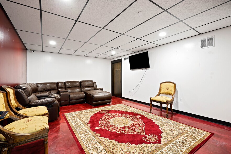 More Photos Of 801 N Fee St, Helena Bar For Sale