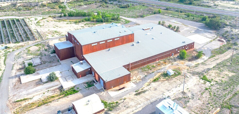 More Photos Of 2520 N River Rd, Olathe Warehouse For Lease