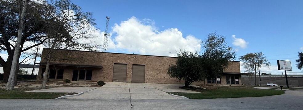 More Photos Of 21755 N I-45, Spring Showroom For Sale