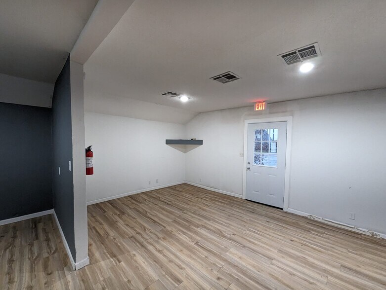 More Photos Of 804 W 2nd St, Taylor Storefront Retail Office For Lease