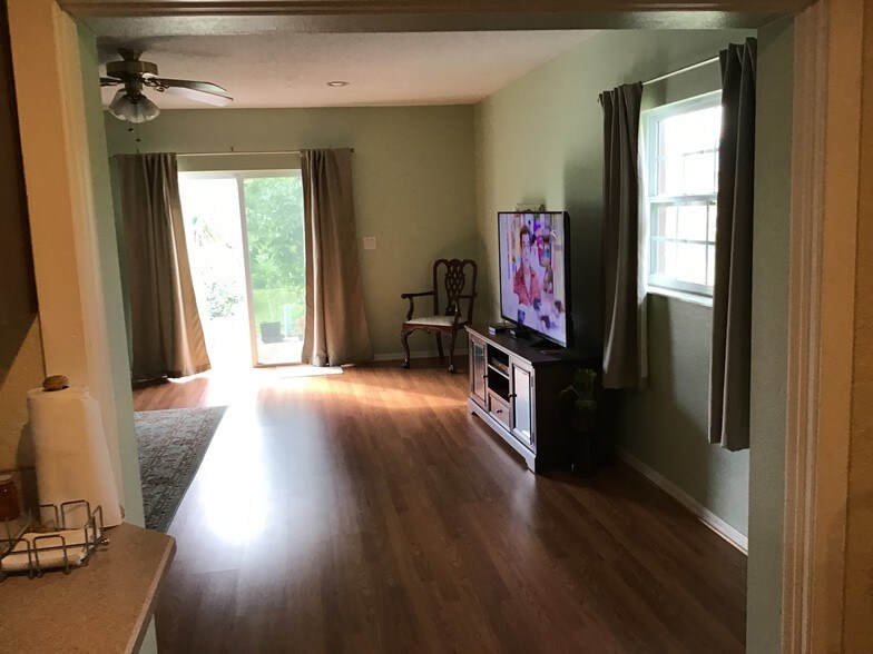 More Photos Of 601 N State St, Bunnell Hotel For Sale