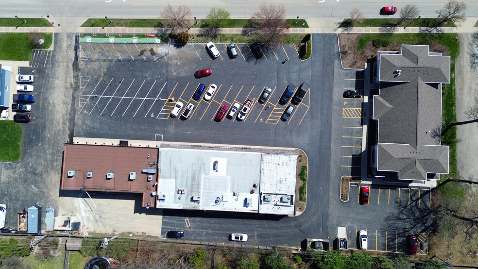 More Photos Of 332-350 S Main St, Bartlett General Retail For Lease