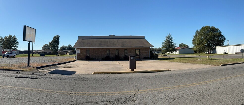 More Photos Of 2302 S Main St, Stuttgart Office For Sale