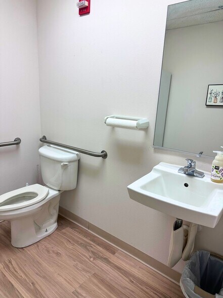 More Photos Of 7182-7208 E 21st St, Sarasota Light Manufacturing For Sale