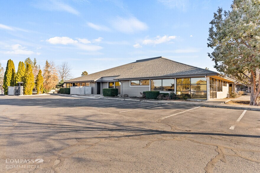 More Photos Of 2698 NE Courtney Dr, Bend Medical For Lease