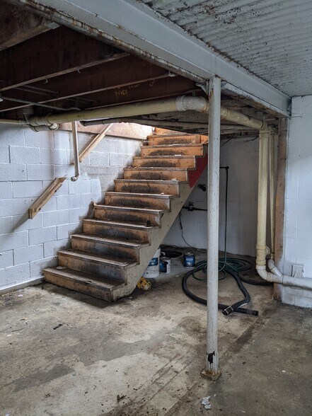 More Photos Of 212 S Kennedy, Bradley Auto Repair For Lease