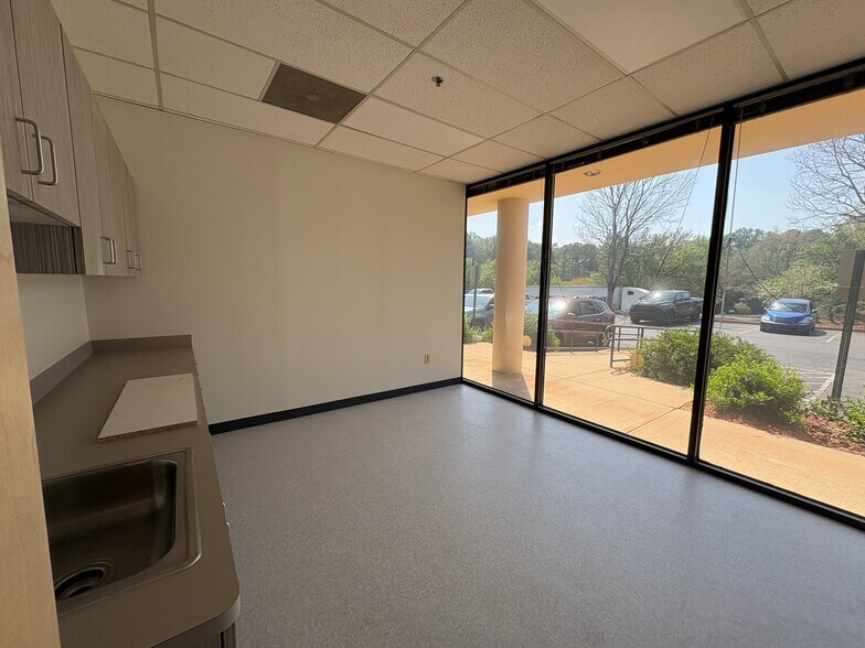 More Photos Of 5370 Truman Dr, Decatur Distribution For Lease