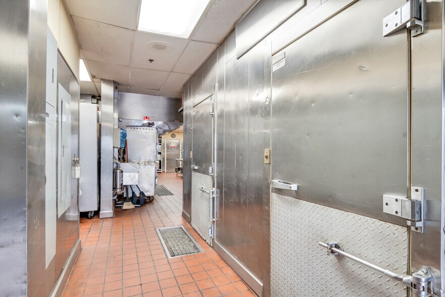 More Photos Of 1905 S Commerce Center Dr E, San Bernardino Restaurant For Lease