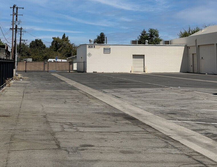 More Photos Of 3030 Brundage Ln, Bakersfield Supermarket For Lease
