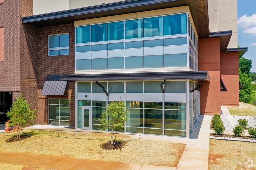 More Photos Of 11116 Providence Rd, Charlotte Self Storage For Lease
