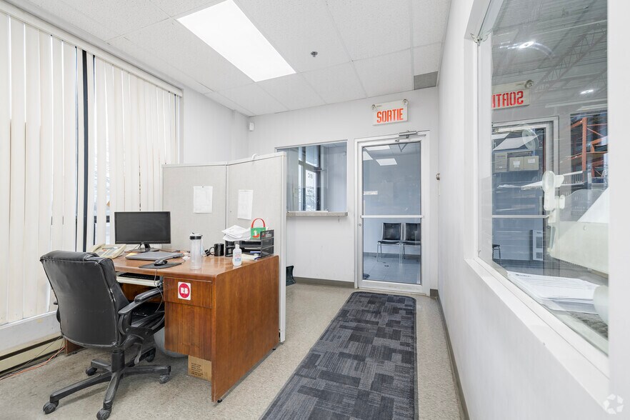 More Photos Of 81 Boul Brunswick, Dollard-des-Ormeaux Warehouse For Lease