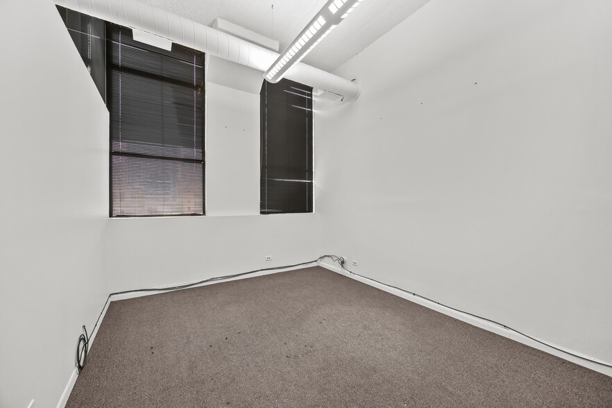 More Photos Of 222 W Ontario St, Chicago Loft Creative Space For Lease