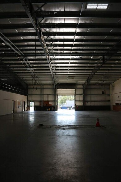 More Photos Of 3543 Steelhead Run Ave, Albany Manufacturing For Lease