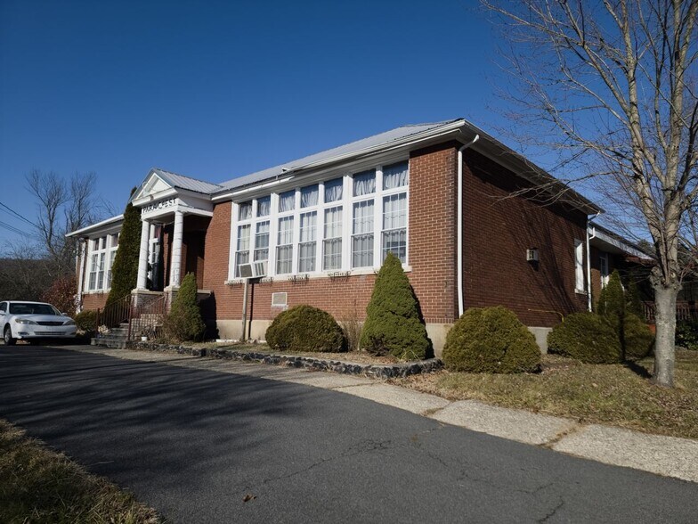 More Photos Of 15 Berkley Rd, Barnesville Restaurant For Sale