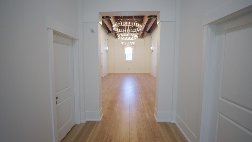 More Photos Of 550 N 1st St, Woodburn Office For Sale