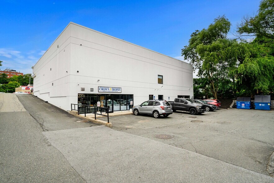 More Photos Of 1 Sylvan St, Peabody Freestanding For Lease
