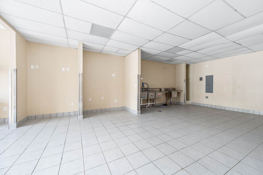More Photos Of 1417 7th St, Bay City Storefront For Lease