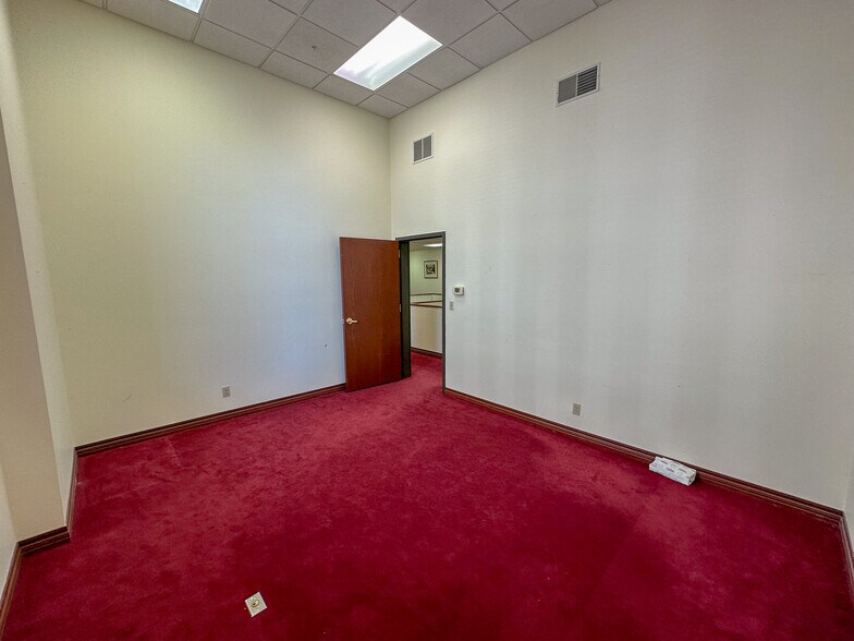 More Photos Of 200 S 6th St, Springfield Office For Lease