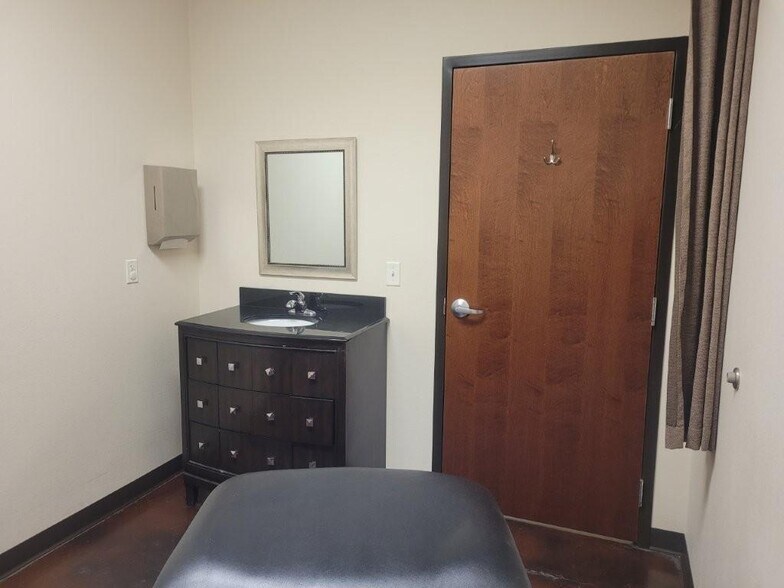 More Photos Of 301 SW 16th St, Bentonville Medical For Sale