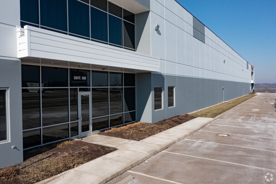 More Photos Of 4250 Port Union Rd, West Chester Distribution For Lease