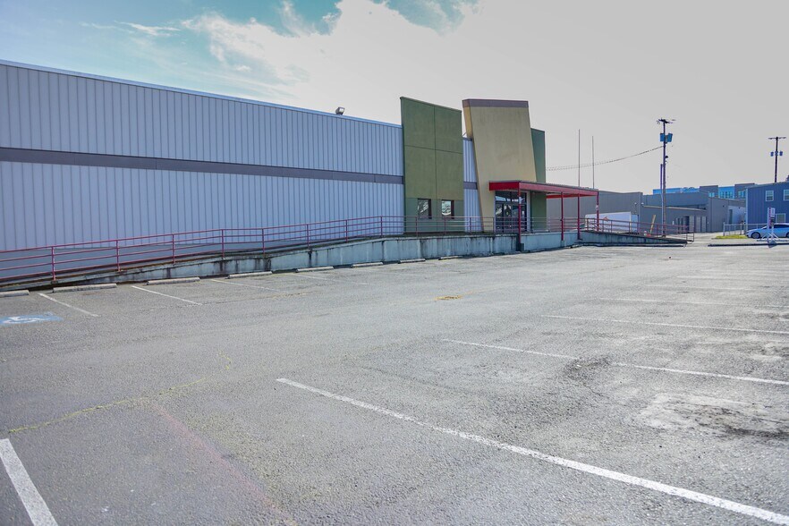 More Photos Of 299 D St NE, Salem Supermarket For Sale