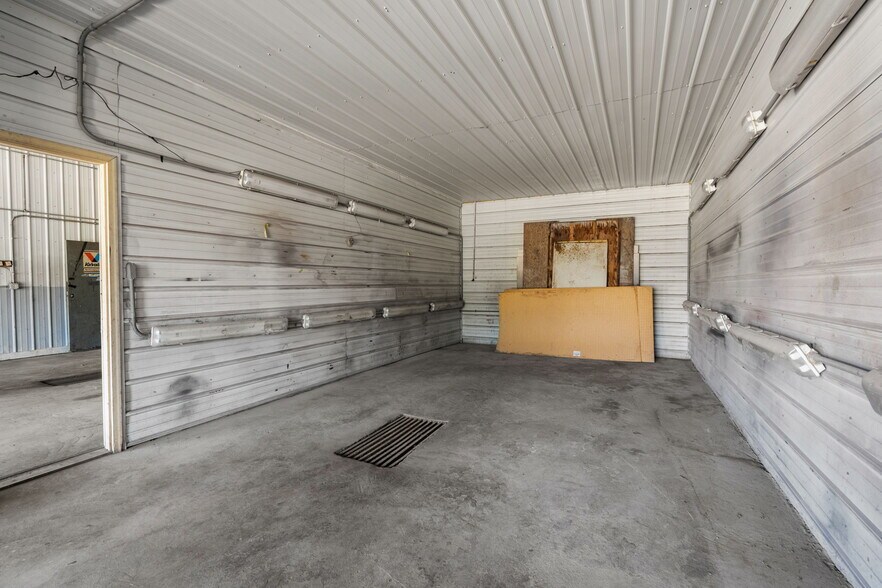 More Photos Of 3401 W Oakland Ave, Austin Truck Stop For Sale