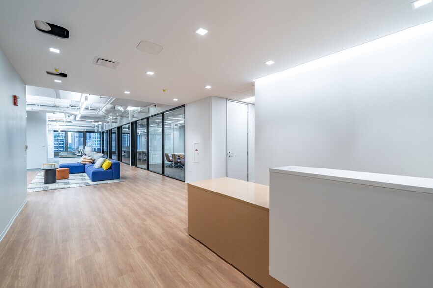 More Photos Of 303 E Wacker Dr, Chicago Office For Lease