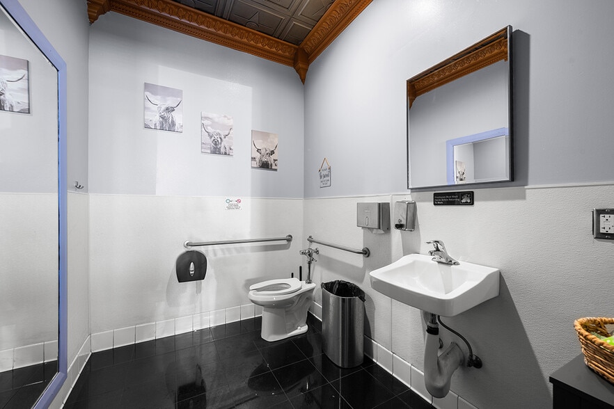 More Photos Of 4727 University Ave, San Diego Restaurant For Sale