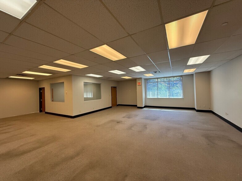 More Photos Of 800-820 Freeway Dr N, Columbus Office For Lease
