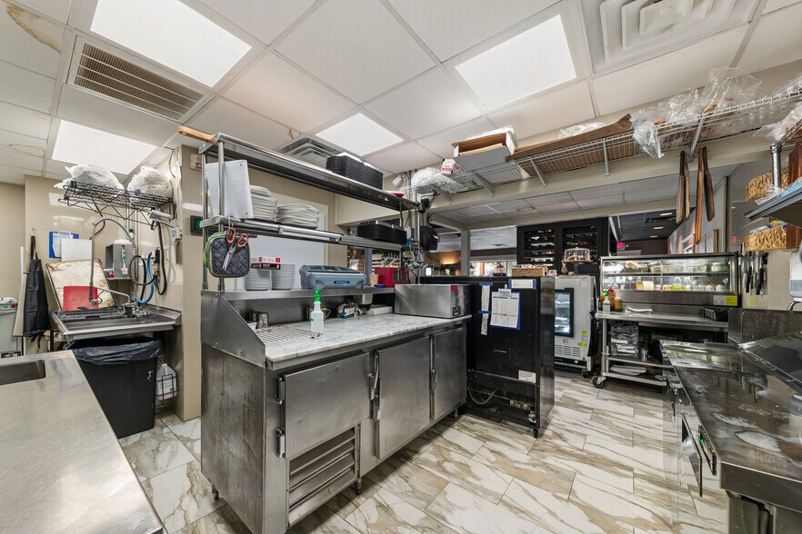 More Photos Of 320 W College St, Pulaski Fast Food For Sale