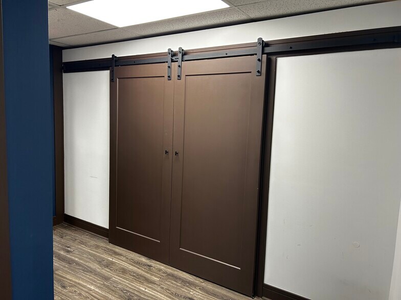 More Photos Of 4044 N Elston Ave, Chicago Storefront Retail Office For Lease