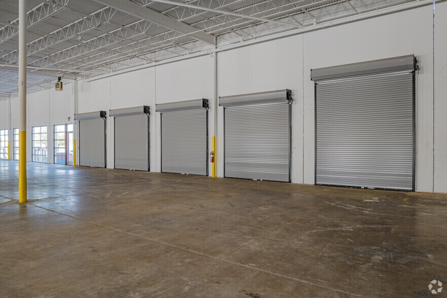More Photos Of 3216-3308 Royalty Row, Irving Showroom For Lease