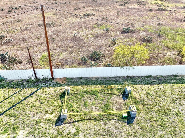 More Photos Of 389 Interstate 35 S, Devine Unknown For Lease