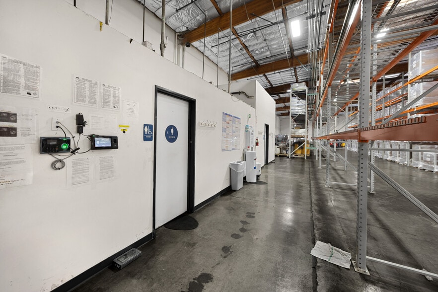 More Photos Of 525 Maple Ave, Torrance Distribution For Lease