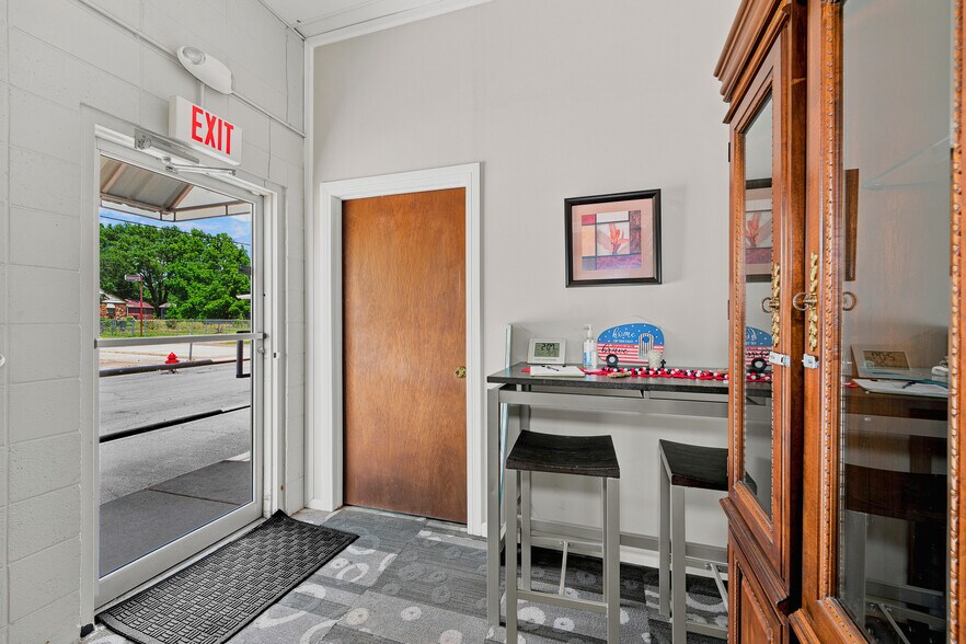 More Photos Of 20 Town Sq, Greenwood Health Club For Sale