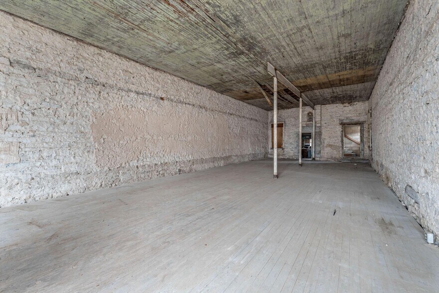 More Photos Of 104 E College St, Stephenville General Retail For Sale