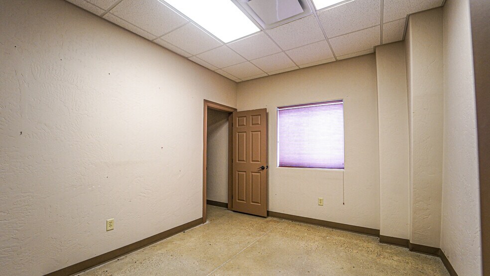 More Photos Of 5500 SW Moody St, Victoria Manufacturing For Sale