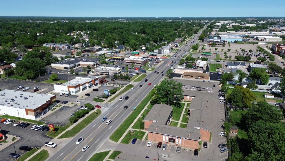More Photos Of 154-186 W Maple Rd, Troy Unknown For Lease