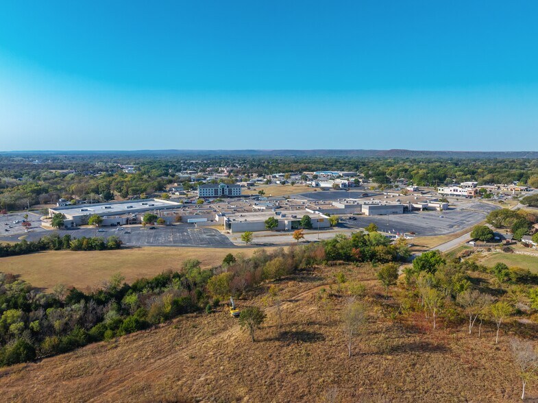 More Photos Of 2350 SE Washington Blvd, Bartlesville Freestanding For Lease
