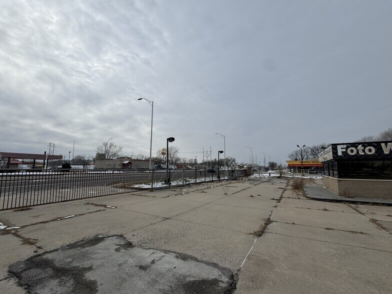 More Photos Of 6850 E Front St, Kansas City Freestanding For Sale