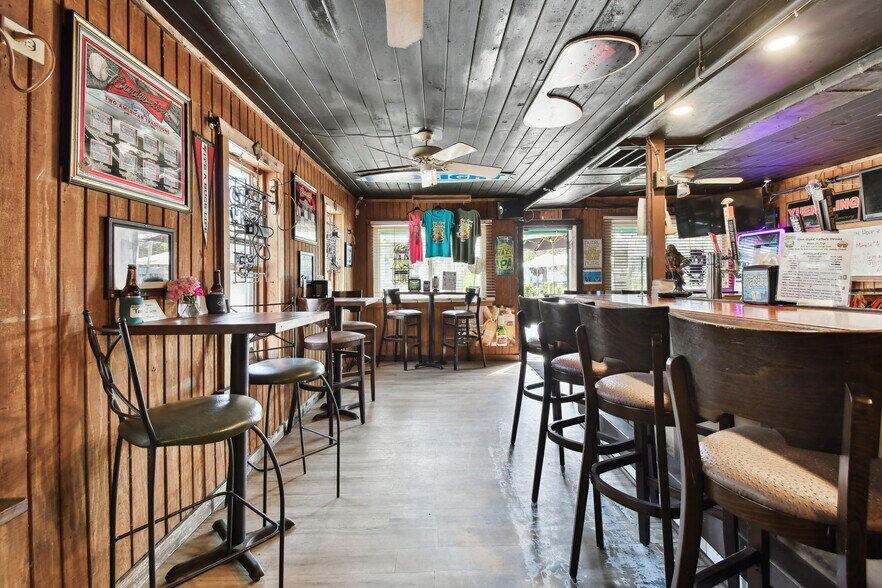 More Photos Of 3007 6th St S, Saint Petersburg Bar For Sale