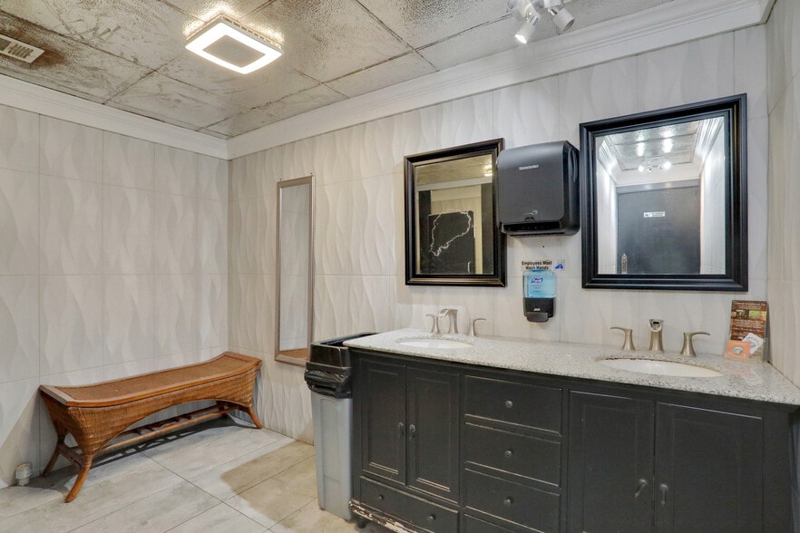 More Photos Of 11475 San Jose Blvd, Jacksonville Bar For Sale